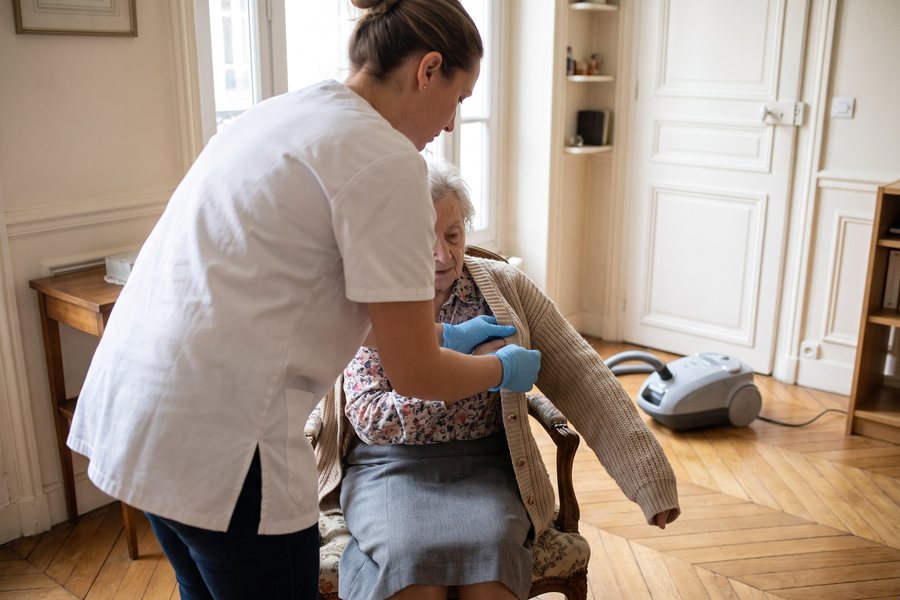 Aide à l'habillage et au déshabillage — Aide à domicile