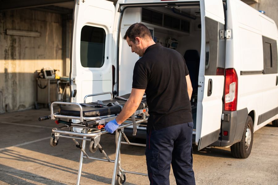 Transfert inter-hospitalier — Ambulancier