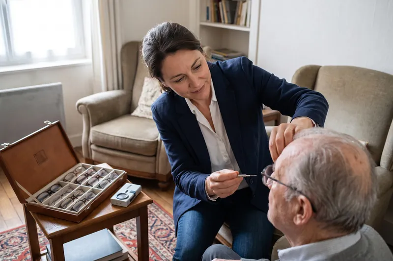 Livraison et ajustement de lunettes — Opticien à domicile